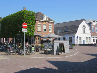 844204 Gezicht op De Plaats te Montfoort, met café The Old Bakery, vanaf Om het Hof.